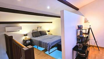 Desk, travel cot, free WiFi, bed sheets