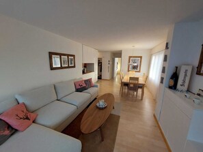 Living area - Summer apartment in Laax Murschetg, quiet location, 2 min. to the gondola, with balcony (Laax)