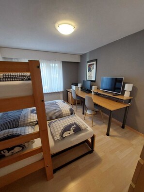 2 bedrooms, WiFi - Summer apartment in Laax Murschetg, quiet location, 2 min. to the gondola, with balcony (Laax)
