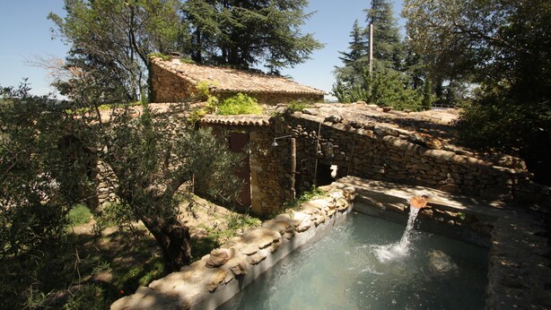 A rustic stone building with a small water feature. - Mazet Carcarie, vacation home Provence, secluded location, stone house, nature, garden, dog (Montaren-et-Saint-Médiers)