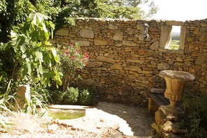 Property grounds - Mazet Carcarie, vacation home Provence, secluded location, stone house, nature, garden, dog (Montaren-et-Saint-Médiers)