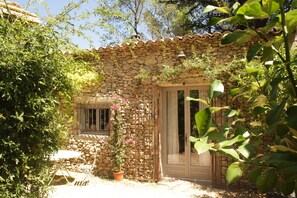 Terrace/patio - Mazet Carcarie, vacation home Provence, secluded location, stone house, nature, garden, dog (Montaren-et-Saint-Médiers)