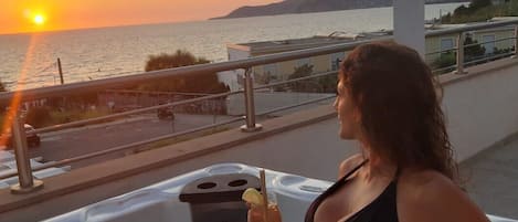 Deluxe Studio, Jetted Tub, Bay View