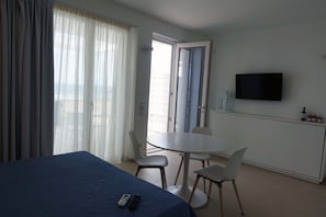 Studio Deluxe, bain à remous, vue baie