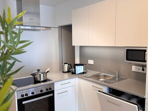 Departamento superior, balcón | Cocina privada | Refrigerador con congelador, microondas, horno y parrilla de estufa 