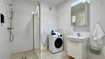 Superior-Apartment, Balkon | Badezimmer | Haartrockner, Handtücher, Seife, Shampoo