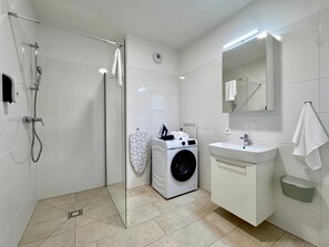 Departamento superior, balcón | Baño | Secadora de cabello, toallas, jabón, shampoo 