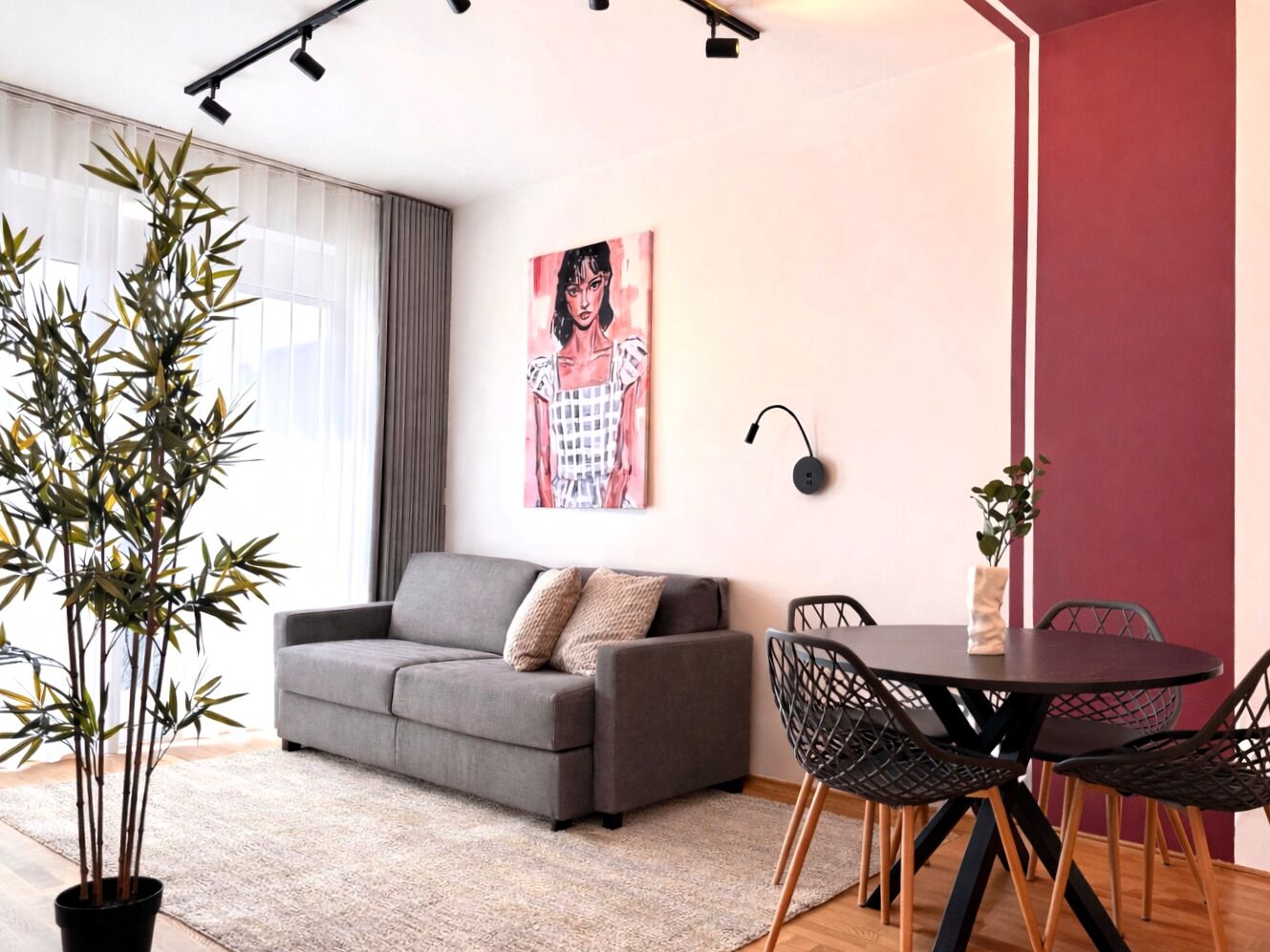 ซูพีเรียอพาร์ทเมนท์, ระเบียง | ผ้าม่านกันแสง, ห้องเก็บเสียง, เตารีด/โต๊ะรีดผ้า, Wi-Fi ฟรี