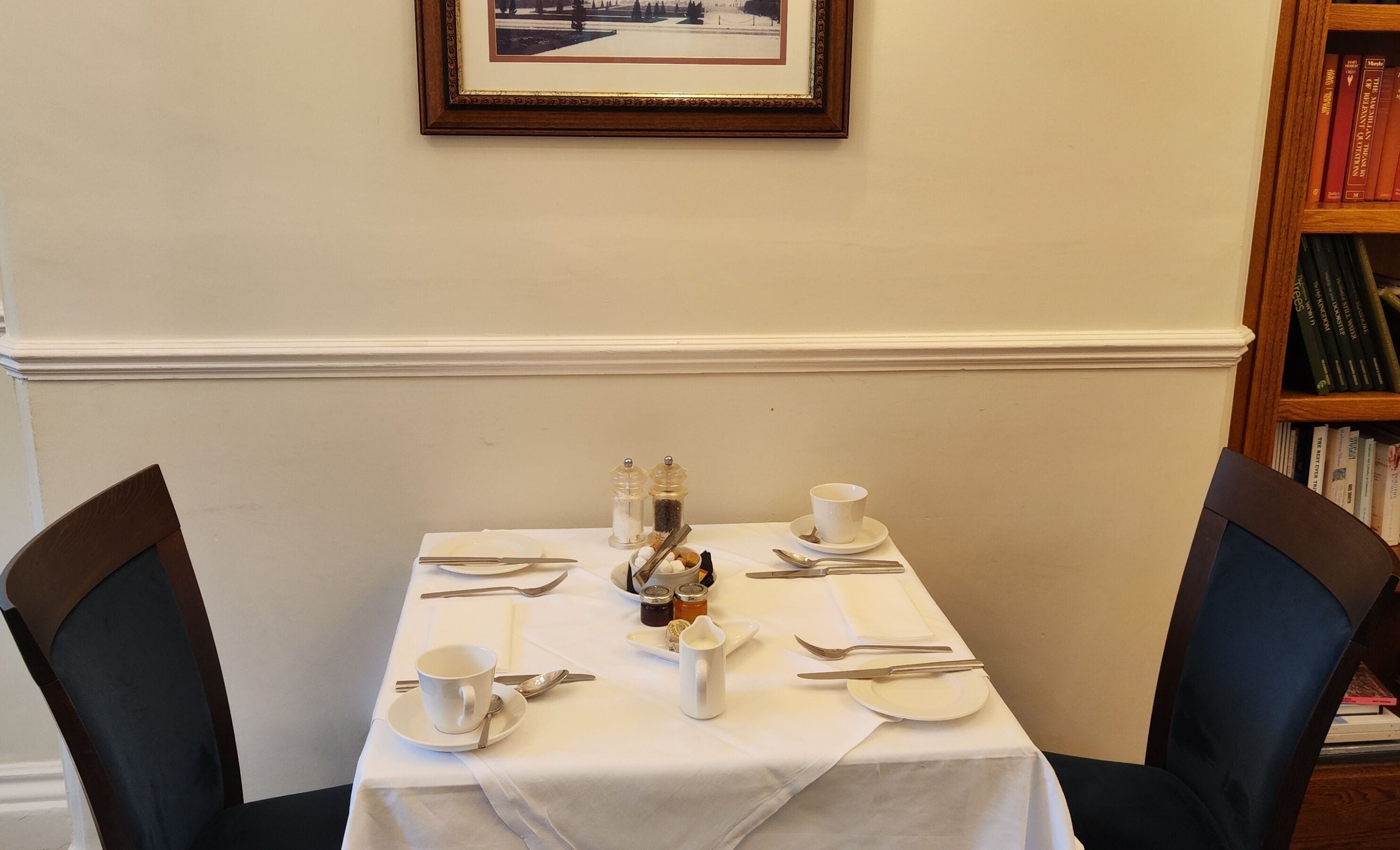 อาหารเช้าชุดใหญ่สไตล์อังกฤษทุกวัน (GBP 15.00 ต่อคน)