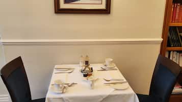 Se ofrece un desayuno completo todos los días (15.00 GBP por persona)