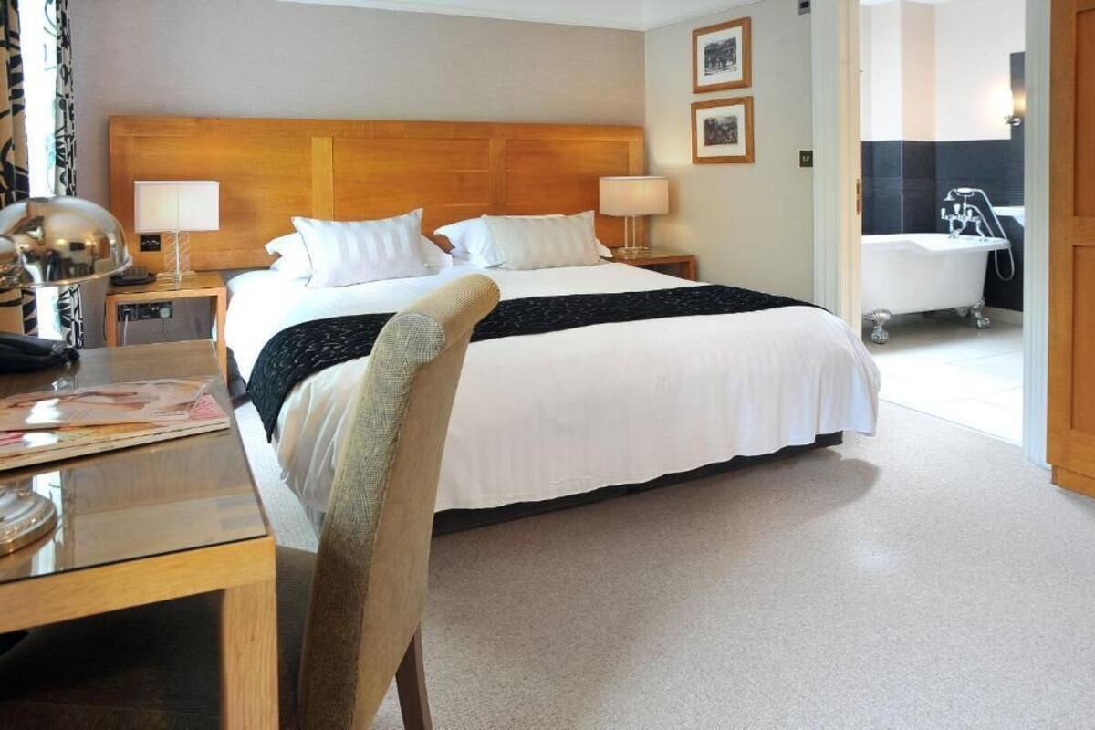 Kahden hengen standard-huone | Tallelokero huoneessa, työpöytä, pimennysverhot, silitysrauta/-lauta