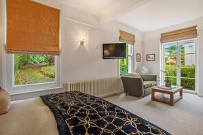 Signature-sviitti, patio, näköala puutarhaan | Tallelokero huoneessa, työpöytä, pimennysverhot, silitysrauta/-lauta