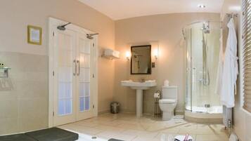 Suite Signature, patio, vistas al jardín | Baño | Bañera y ducha independientes, secador de pelo, toallas y jabón