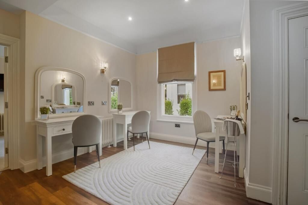 Phòng Suite có thiết kế đặc trưng, sân hiên, quang cảnh vườn | Nội thất