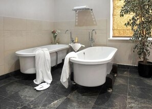 Phòng Suite Junior | Phòng tắm | Bồn tắm và buồng tắm vòi sen riêng, máy sấy tóc, khăn tắm, xà phòng 