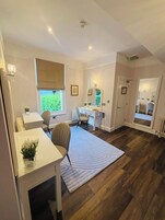 Suite Signature, patio, vistas al jardín | Sábanas de algodón egipcio, ropa de cama de alta calidad, minibar