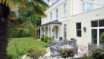 Petit déjeuner, déjeuner et dßner servis sur place, vue sur le jardin