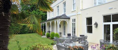 Frühstück, Mittagessen, Abendessen, Blick auf den Garten