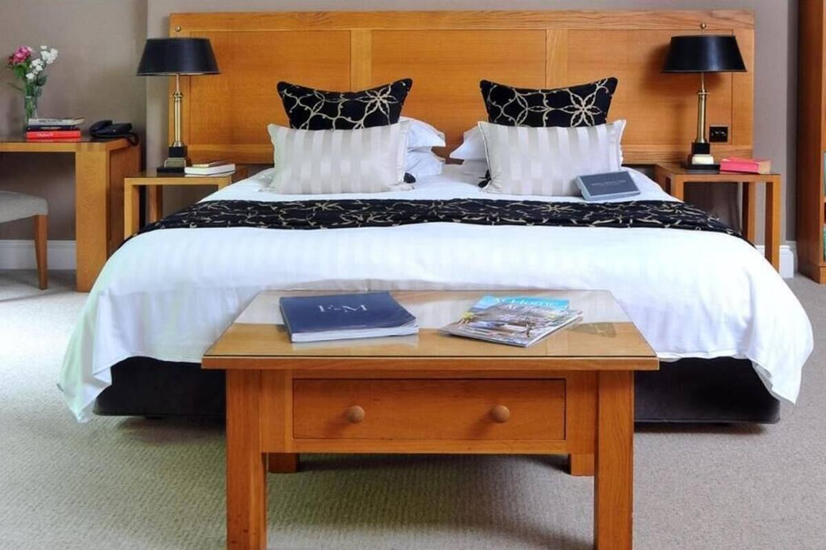 Junior-sviitti | Tallelokero huoneessa, työpöytä, pimennysverhot, silitysrauta/-lauta