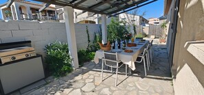 Outdoor dining - Spacious 4-Bedroom Villa Airco  Wifi Charging near the Beach in Picturesque Mèze (Mèze)