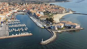 Une ville côtière dotée d’un port de plaisance, de bâtiments et d’une plage.