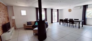 Smart TV, DVD player, books, computer monitors - Spacious 4-Bedroom Villa Airco  Wifi Charging near the Beach in Picturesque Mèze (Mèze)