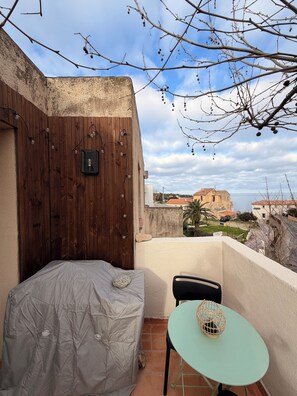 Property grounds - Apartment in the heart of Algajola village with sea view (Algajola)