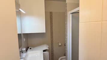 Douche, serviettes fournies, papier toilette