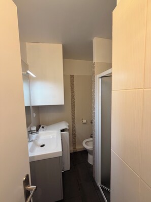 Douche, serviettes fournies, papier toilette