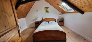 2 bedrooms, iron/ironing board, free WiFi, bed sheets - authentic traditional Breton Penty (Tréflévénez)