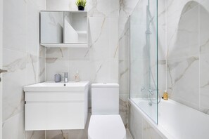 Shower, hair dryer, towels, soap - Luxurious 1 Bed Serviced Apt. 02 with Wi-Fi (Corby)