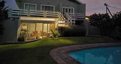 Marvelous 6-bedroom bed & breakfast in welcoming Kleinmond