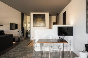 Premium appartement, 1 slaapkamer, uitzicht op zwembad | Dineerruimte