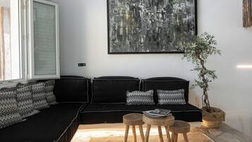 Signature Loft, Pool View | Living area