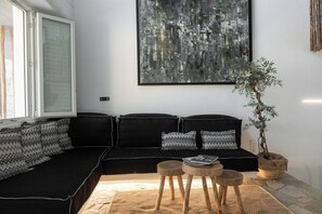 Signature Loft, Pool View | Living area - Mykonos Dot - Art Homes (Ano Mera)