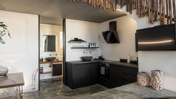 Loft com design assinado, vista para a piscina | Cozinha privada | Frigobar, fogão, cooktop, talheres/pratos/utensílios de cozinha