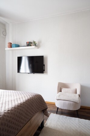 Desk, iron/ironing board, WiFi, bed sheets