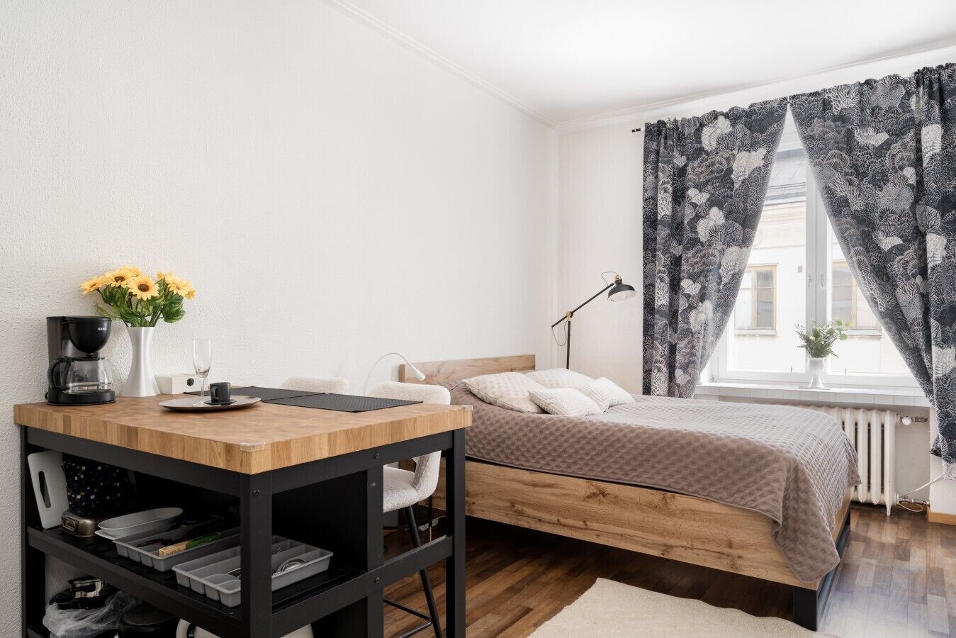 Desk, iron/ironing board, WiFi, bed sheets