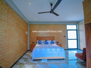 Deluxe Δίκλινο Δωμάτιο (Double), 1 King Κρεβάτι, Θέα στον Κήπο | Γραφείο, χώρος εργασίας για λάπτοπ, κουρτίνες συσκότισης 