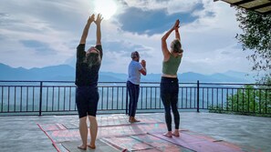 Unclassified image, 2 of 32, button