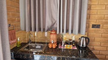 Frigorífico, microondas en la zona común y lavavajillas