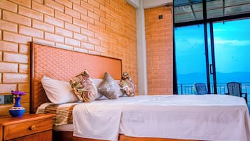 Deluxe Double Room, 1 King Bed, Mountain View | Room amenity
