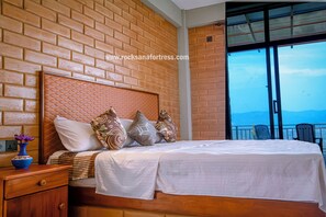 Blackout drapes, iron/ironing board, free WiFi, bed sheets - Rocksana Fortress Yoga & Retreat (Mawanella)