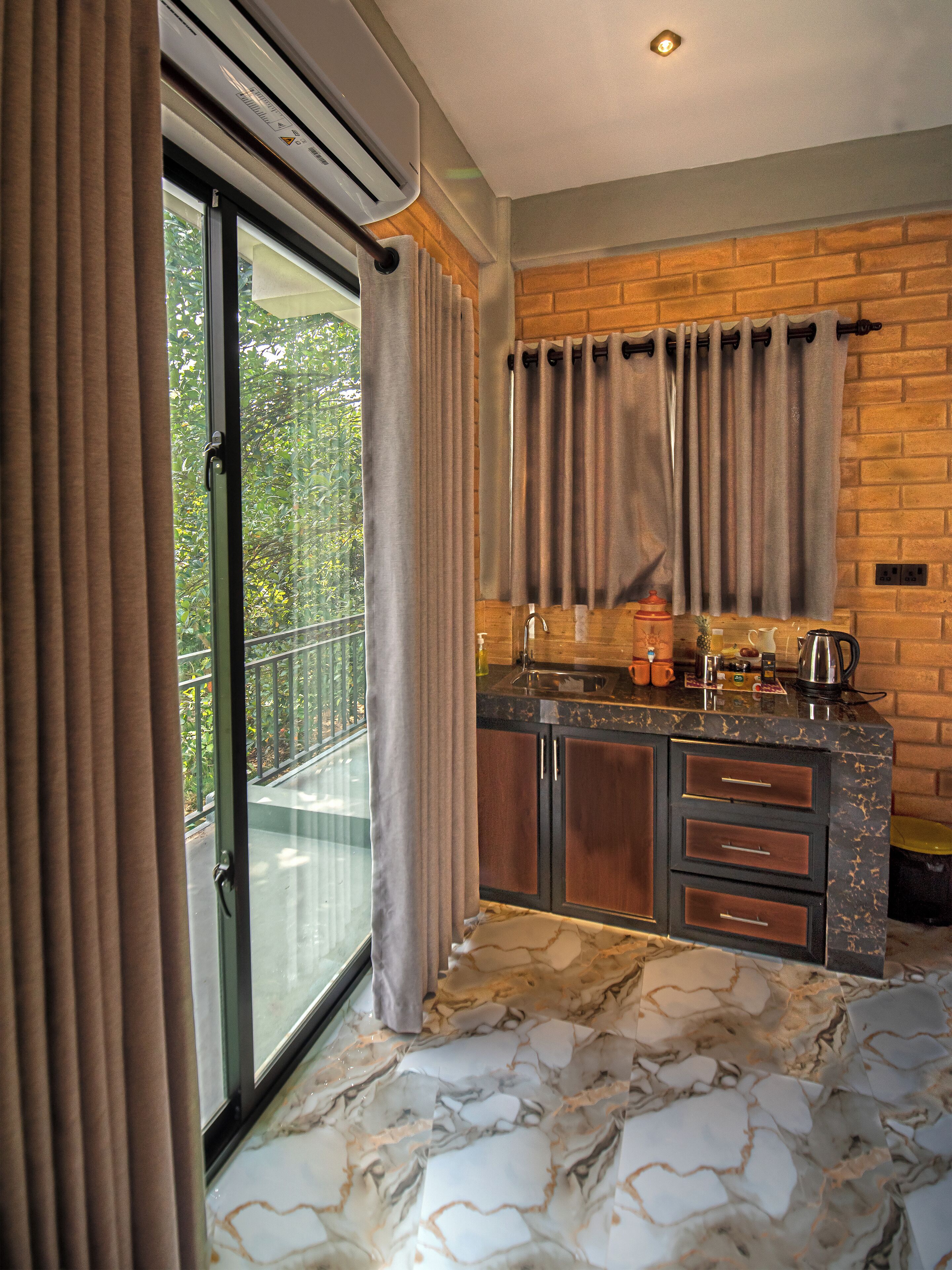 Deluxe Double Room, 1 King Bed, Mountain View