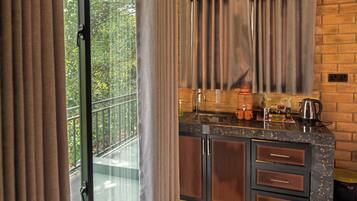 Deluxe Double Room, 1 King Bed, Mountain View