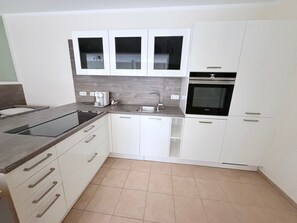 Fridge, microwave, oven, stovetop - Small idyll on the river, vacation home, close to the city (Plau am See)