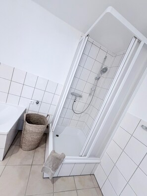 Hair dryer, towels, soap, toilet paper - Small idyll on the river, vacation home, close to the city (Plau am See)