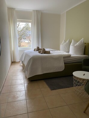 2 bedrooms, iron/ironing board, free WiFi, bed sheets - Small idyll on the river, vacation home, close to the city (Plau am See)