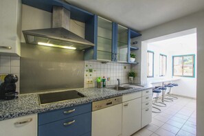 Apartment | Private kitchen - Beachside Apartment With Jacuzzi & Pool (Marbella)