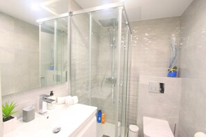 Apartment | Bathroom - Beachside Apartment With Jacuzzi & Pool (Marbella)